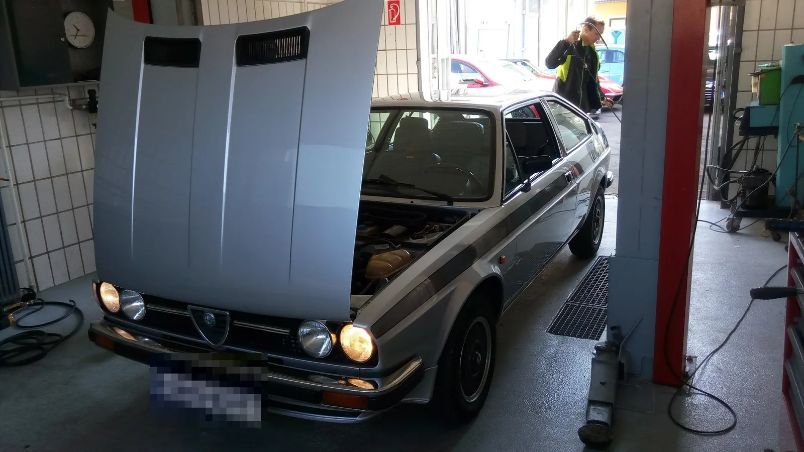 Alfa Romeo mit offener Motorhaube in der Werkstatt