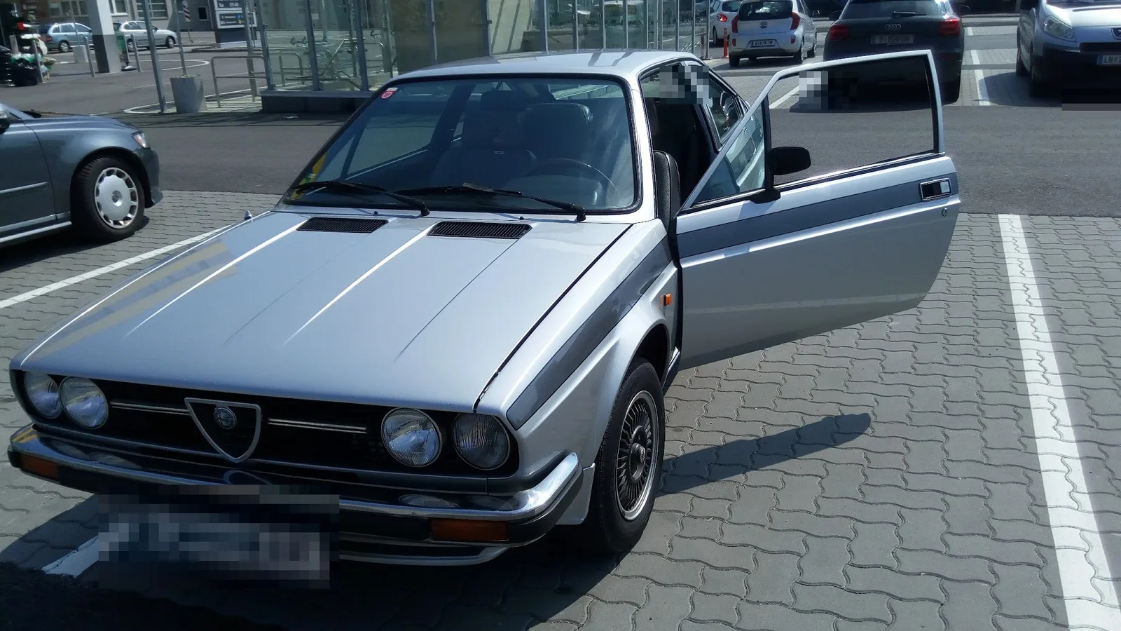 Alfa Romeo vor der Werkstatt