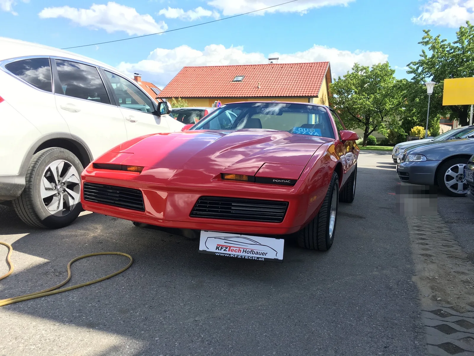 Roter Pontiac vor der Werkstatt von KFZTech Hofbauer